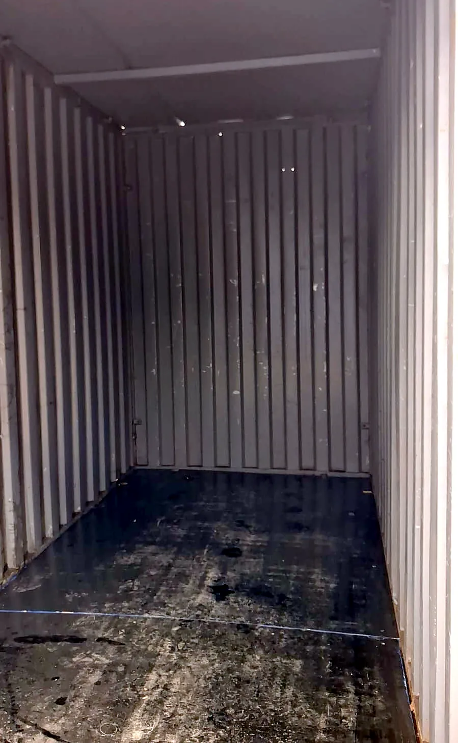 Área interna do container almoxarifado 2 x 1,6 x 2,2 m para aluguel em São Roque - Loca-Tudo