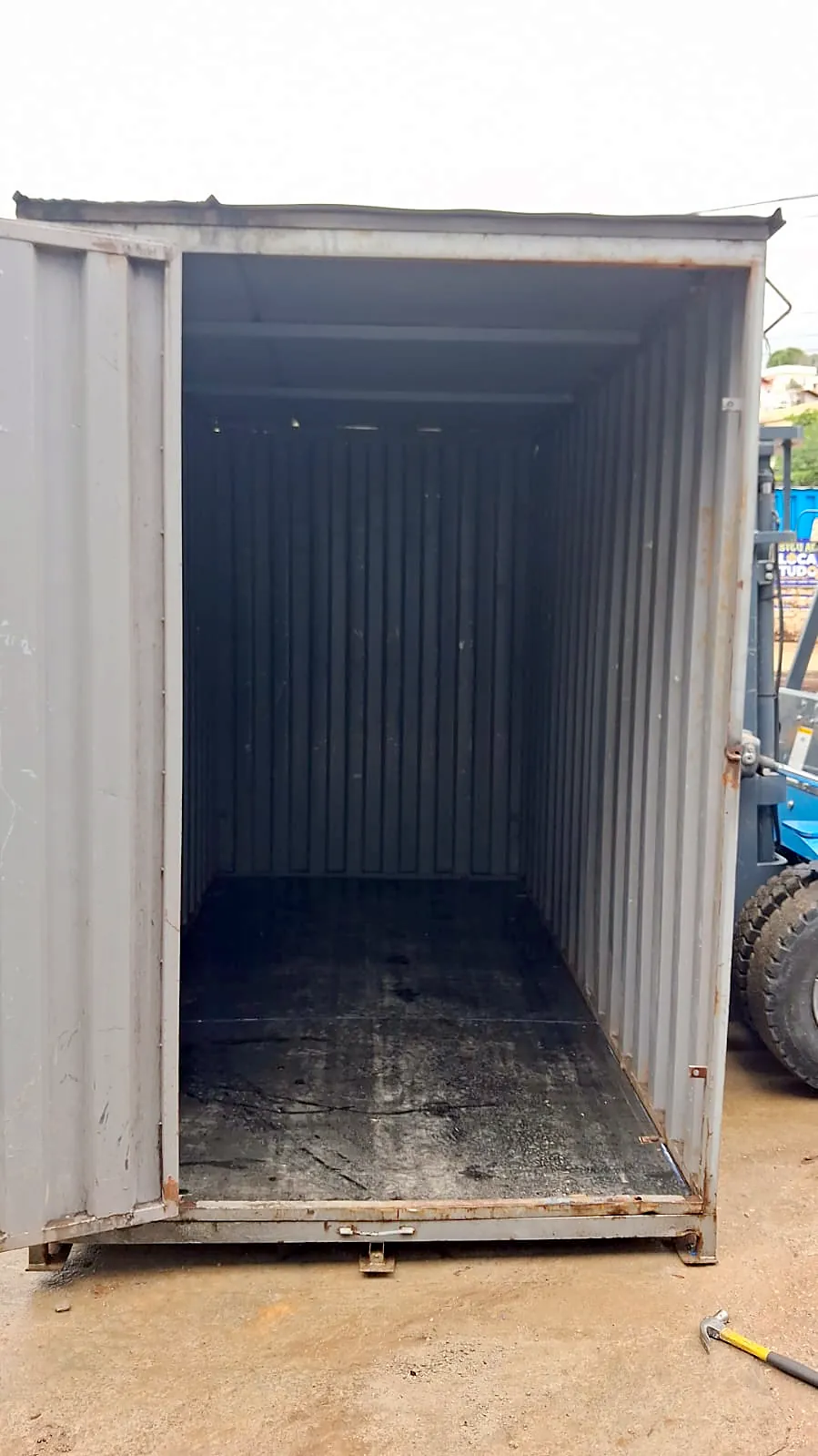 Container almoxarifado 3 x 1,6 x 2,2 m com porta aberta, aluguel em São Roque - Loca-Tudo