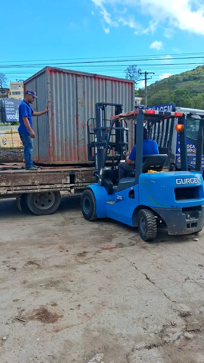 Carregamento de container almoxarifado com empilhadeira e caminhão próprios da Loca-Tudo