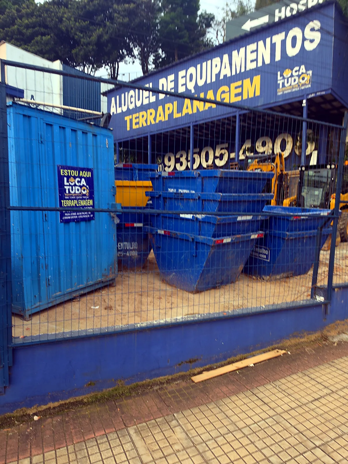 Pátio da Loca-Tudo Equipamentos em São Roque com container almoxarifado, caçambas e máquinas
